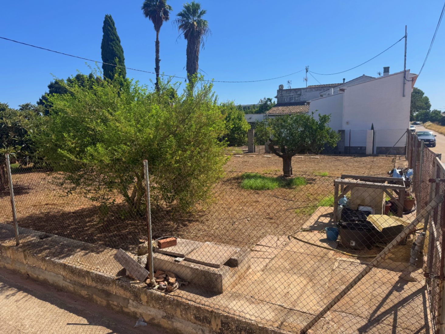 Attached country house, plus large plot with fruit trees.