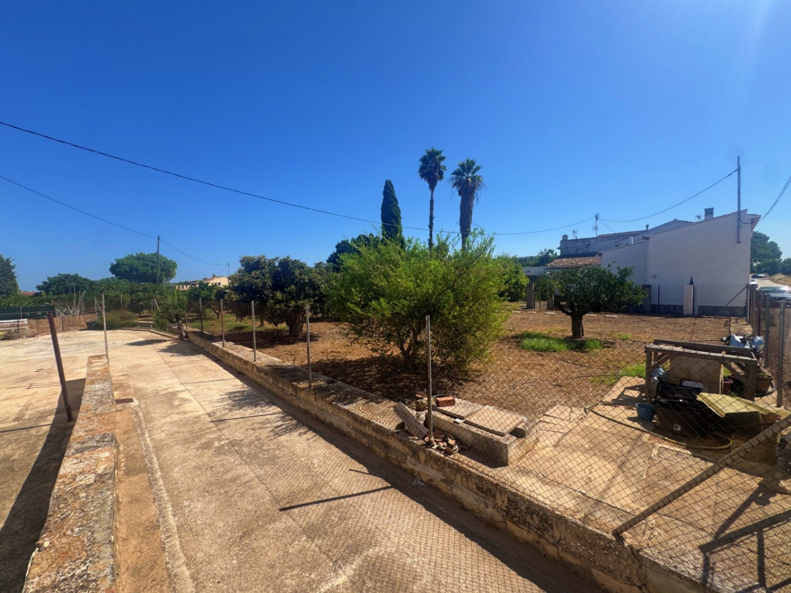 Attached country house, plus large plot with fruit trees.