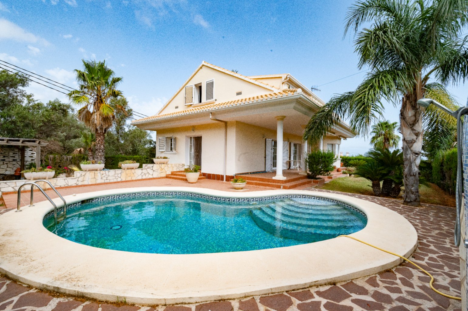 Chalet for sale in Denia, with beautiful sea and Montgó views.