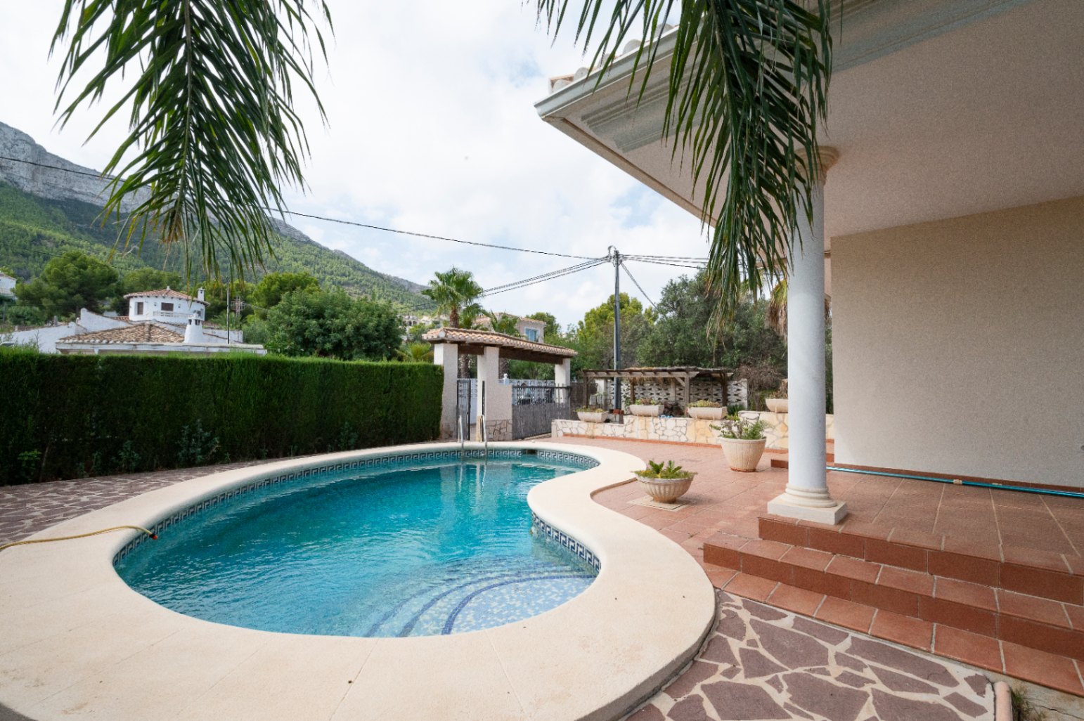 Chalet for sale in Denia, with beautiful sea and Montgó views.