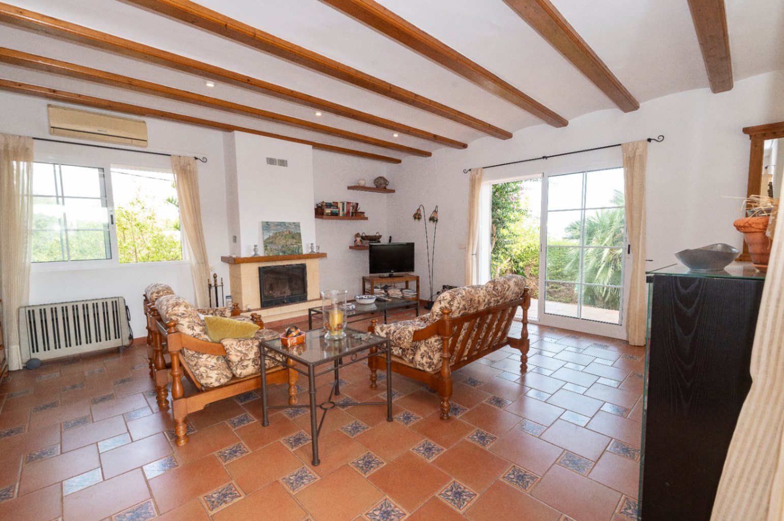 Chalet for sale in Denia, with beautiful sea and Montgó views.