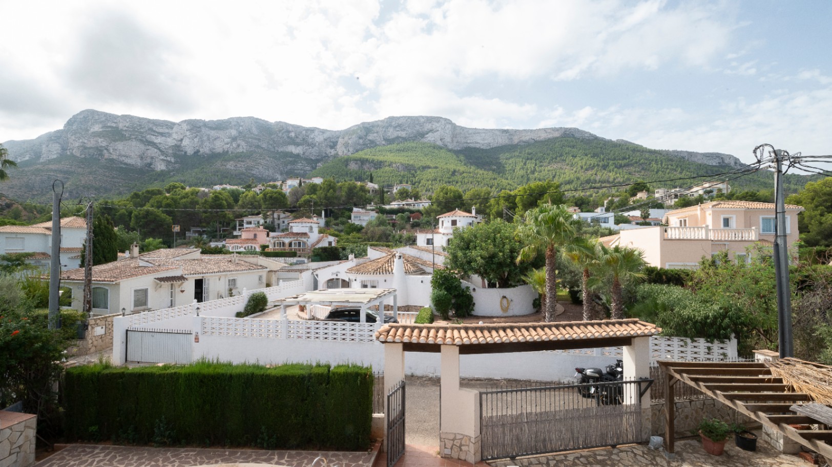 Chalet for sale in Denia, with beautiful sea and Montgó views.