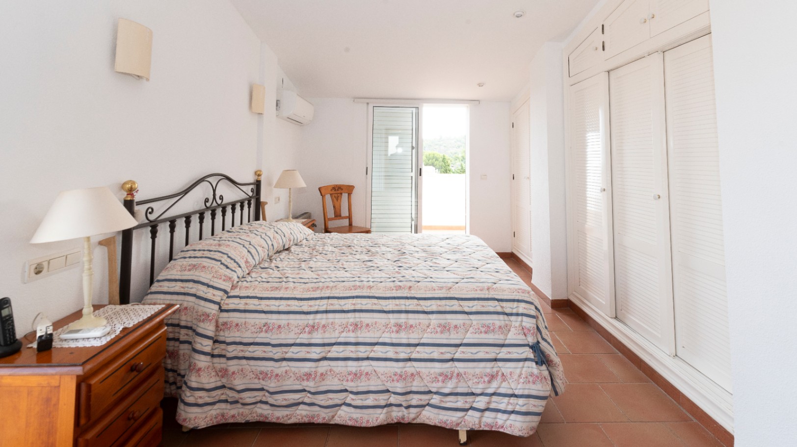 Chalet for sale in Denia, with beautiful sea and Montgó views.