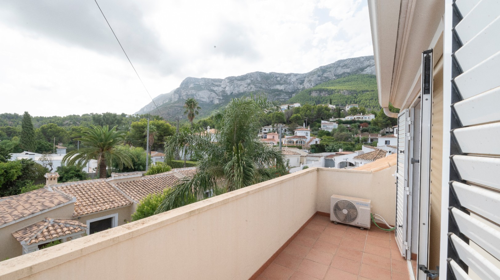 Chalet for sale in Denia, with beautiful sea and Montgó views.