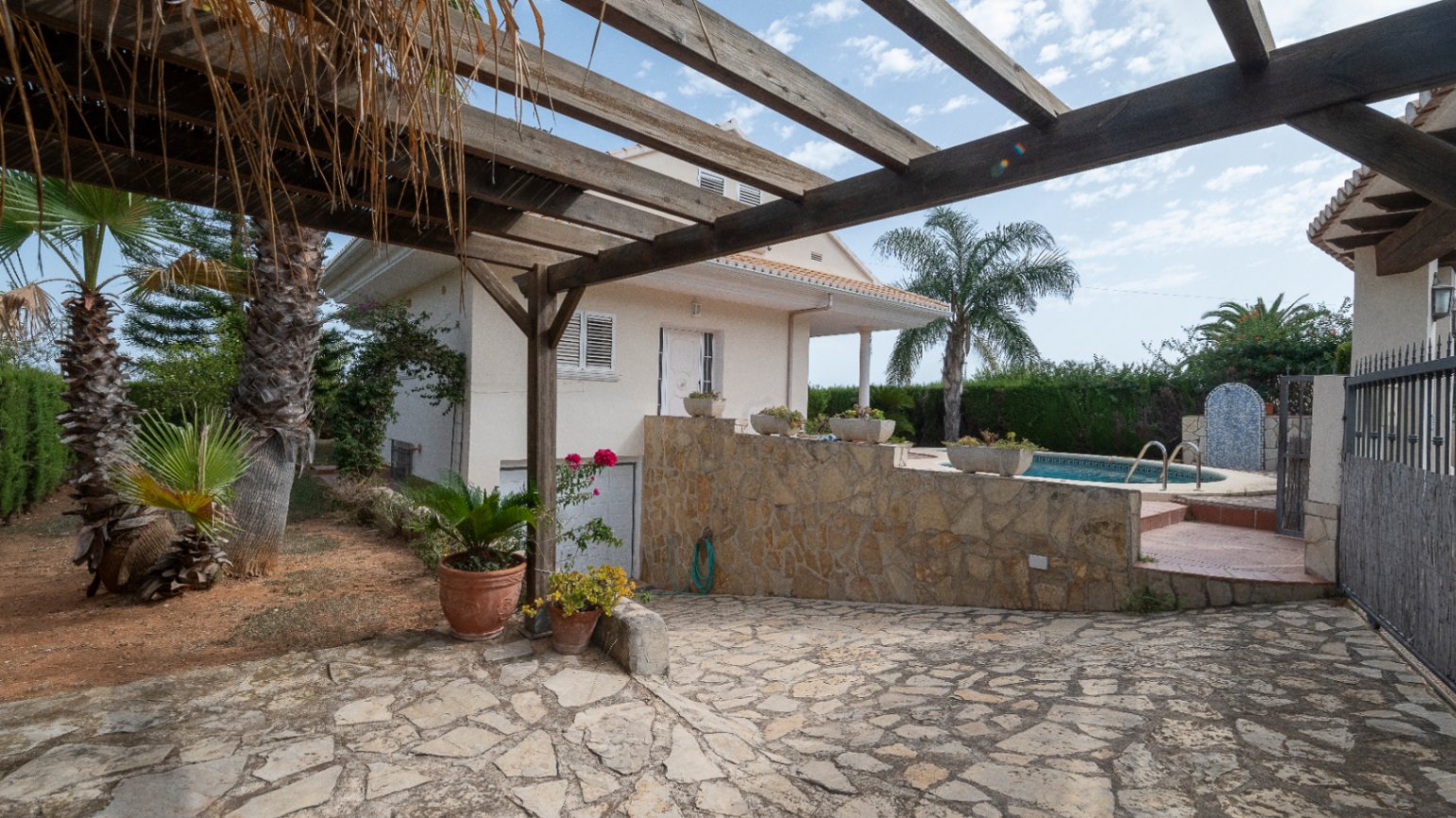 Chalet for sale in Denia, with beautiful sea and Montgó views.