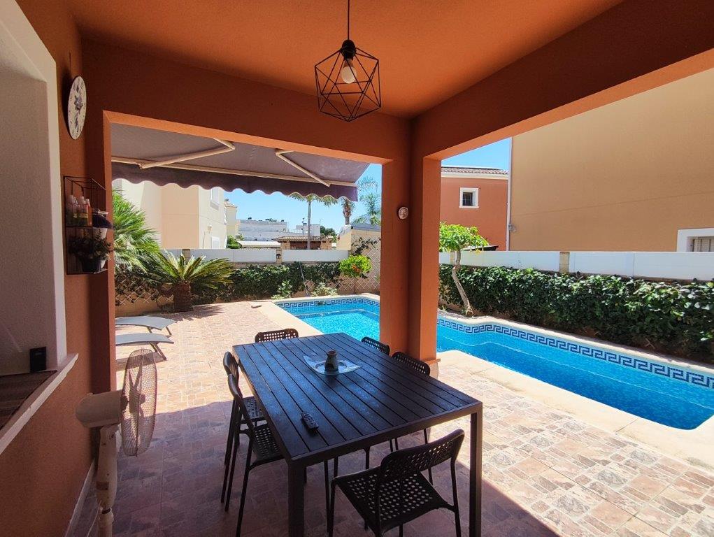 Chalet à vendre à Denia, à deux pas du centre et de la plage.
